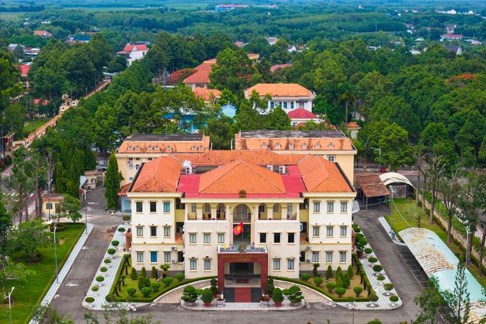  Trong hình là trụ sở UBND xã Phú Giáo được đặt trên đường Trần Quang Diệu, khu phố 2. 