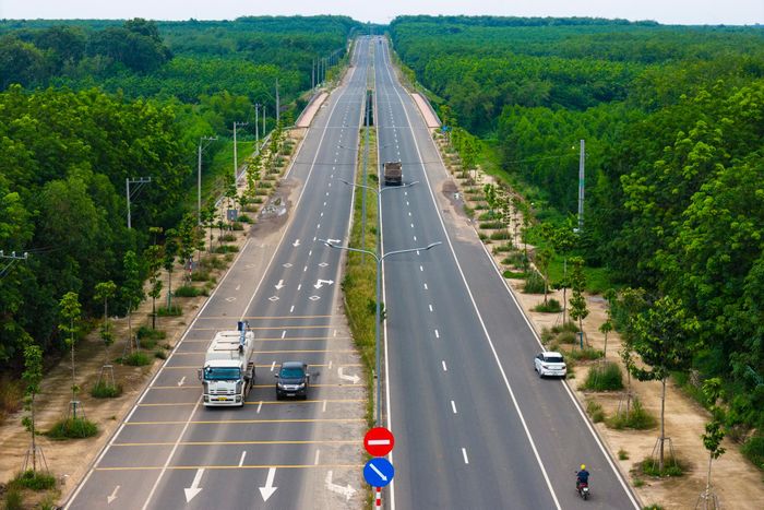  Trong ảnh là đường tạo lực Bắc Tân Uyên - Phú Giáo - Bàu Bàng. Tuyến này giúp kết nối các khu, cụm công nghiệp tại xã Phú Giáo, đi các địa phương có năng lực phát triển công nghiệp là huyện Bàu Bàng (Bình Dương cũ) và huyện Đồng Phú (Bình Phước cũ). 