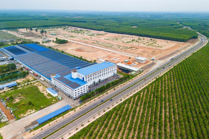  Trong ảnh là cụm công nghiệp Tam Lập 2 (50 ha) đang được xây dựng, với tổng vốn đầu tư 1.000 tỷ đồng. Theo kế hoạch, các nhà máy tại đây sẽ ứng dụng công nghệ sản xuất tiên tiến, đáp ứng tiêu chuẩn phát triển bền vững. Cụm công nghiệp thuộc quy hoạch 18 cụm (tổng diện tích 1.183 ha) đến năm 2040, được UBND tỉnh Bình Dương cũ phê duyệt năm 2024. 