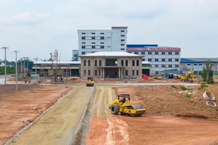 Bên cạnh đó, quy hoạch còn phê duyệt xây dựng 4 KCN trên địa bàn xã Phú Giáo hiện nay với tổng diện tích 2.800 ha. Trong đó, KCN Vĩnh Lập vừa được chấp thuận chủ trương đầu tư quy mô hơn 750 ha, triển khai bởi liên doanh khu công nghiệp Việt Nam - Singapore. Tổng vốn đầu tư giai đoạn 1 hơn 9.700 tỷ đồng, phát triển theo mô hình khu công nghiệp xanh, ưu tiên công nghệ cao và công nghiệp chế biến, chế tạo tiên tiến.