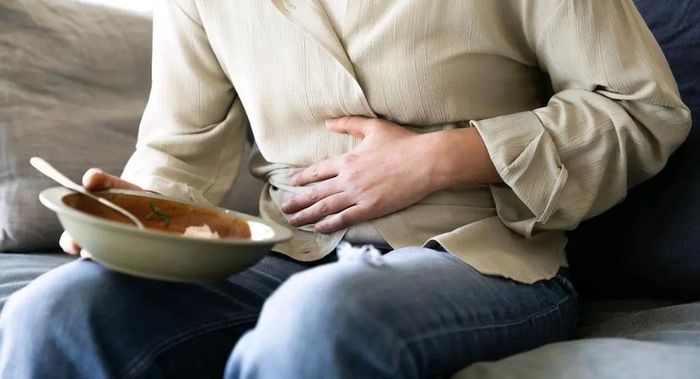  Một trong những triệu chứng điển hình nhưng dễ bị bỏ qua của ung thư tuyến tụy là đau bụng hoặc đầy bụng kéo dài sau bữa ăn. Ảnh: Baidu Health. 