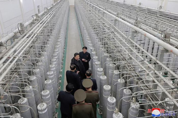  Nhà lãnh đạo Triều Tiên Kim Jong Un đã đến thăm cơ sở sản xuất vật liệu hạt nhân và viện nghiên cứu vũ khí hạt nhân của nước này tại một địa điểm không được tiết lộ ngày 29/1. Ảnh: KCNA.