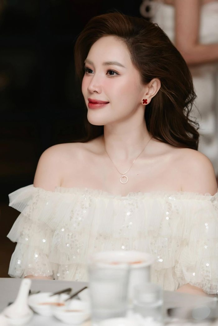  Bảo Thy sinh năm 1988, bắt đầu được biết đến từ cuộc thi Miss Audition 2006 khi lọt vào top 10 và nhanh chóng trở thành biểu tượng của dòng nhạc teen pop giai đoạn cuối những năm 2000 với loạt hit như Công chúa bong bóng, Sorry, Vẫn ngỡ là… Bảo Thy ra mắt album đầu tay vào năm 2008 và sau đó liên tục hoạt động mạnh mẽ. Cô còn thử sức với vai trò MC, diễn viên điện ảnh, và ghi dấu ấn bằng giải quán quân The Remix - Hòa âm Ánh sáng năm 2017. 