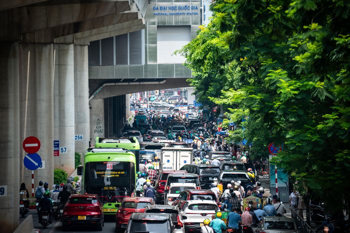  Nhiều ôtô của phụ huynh dừng đỗ dọc cổng trường để đợi con, khiến mặt đường bị thu hẹp. Dòng xe máy, ôtô nối dài, di chuyển chậm qua khu vực cổng trường. Một số thời điểm, các phương tiện gần như nhích từng chút một.
