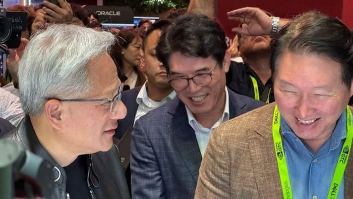  Jensen Huang, CEO Nvidia (trái) cùng Chủ tịch SK Chey Tae-won (phải). Ảnh: SK Hynix. 