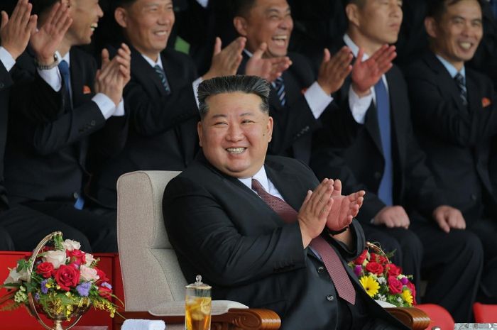  Nhà lãnh đạo Triều Tiên Kim Jong-un theo dõi trận giao hữu giữa CLB nữ Naegohyang và đội tuyển nữ U17 Triều Tiên ngày 1/6. Ảnh: News1. 