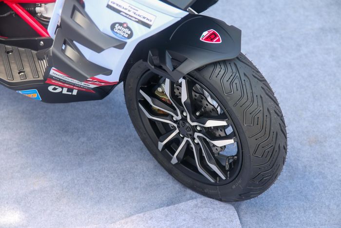  Mâm xe 5 chấu kép, trang bị phanh đĩa với ABS. 