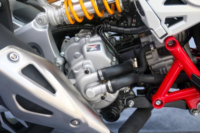  "Trái tim" của Italjet Dragster 300 Gresini Edition vẫn là động cơ xy-lanh đơn 4 thì, dung tích 278 cc, làm mát bằng chất lỏng. Thiết lập này mang lại công suất tối đa 23,8 mã lực, mô-men xoắn cực đại 26 Nm. 