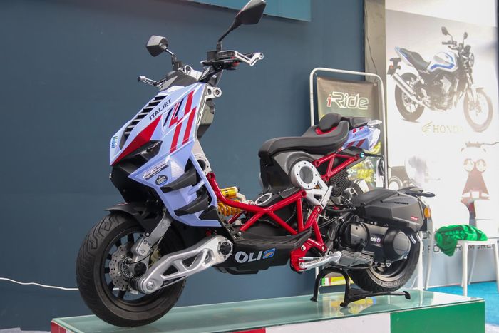  Italjet Dragster 300 Gresini Edition được bán giới hạn 40 xe tại Việt Nam trong năm nay, giá 225 triệu đồng. Mẫu xe tay ga nhập khẩu được đánh giá không phải là lựa chọn dành cho số đông. 