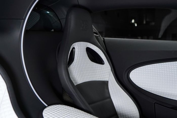  Bộ ghế với những đường may caro được bọc da màu đen Beluga Black và xám Gris Rafale, kết hợp với các phím bấm được anod hóa màu đen mang đến cảm giác thể thao. 