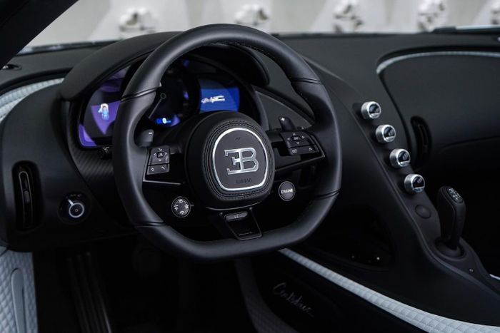  Thiết kế nội thất của Bugatti Centodieci cũng tương tự mẫu xe nền tảng Chiron, bao gồm việc không trang bị màn hình trung tâm và tập trung vào bảng đồng hồ taplo kỹ thuật số. 