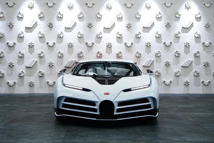  Bugatti Centodieci sở hữu khối động cơ W16 dung tích 8.0L với 4 bộ tăng áp, công suất tối đa 1.600 mã lực. Đi kèm là hệ dẫn động 4 bánh và hộp số 7 cấp DSG. 