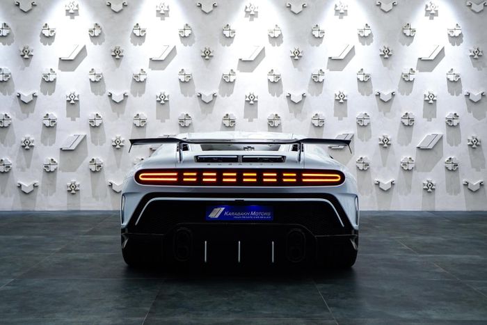  Tại thời điểm ra mắt, giá khởi điểm của Bugatti Centodieci hơn 9 triệu USD vào năm 2019. Hiện tại, chiếc xe đang được rao bán với mức giá 60 triệu AED (khoảng 16,34 triệu USD). 