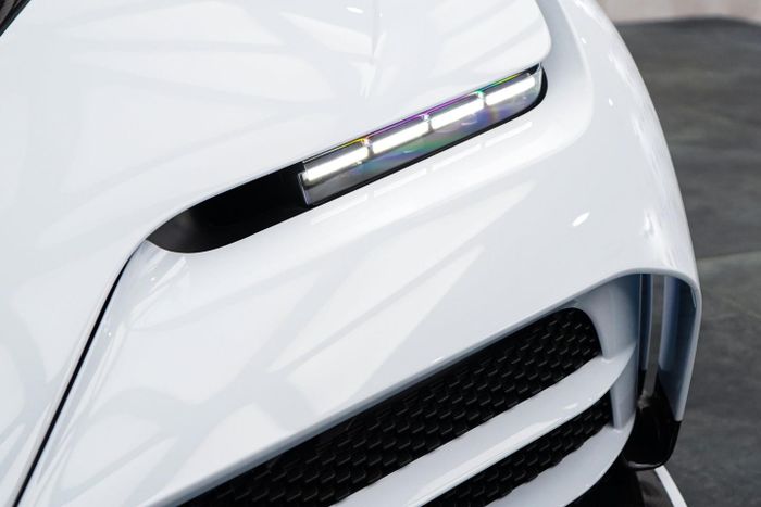  Chiếc xe này từng được đấu giá tại sự kiện Paris 2025 của RM Sotheby's với odo lúc bấy giờ chỉ 437 km. Giá trị được dự đoán của chiếc xe vào khoảng từ 10 đến 15 triệu Euro. 
