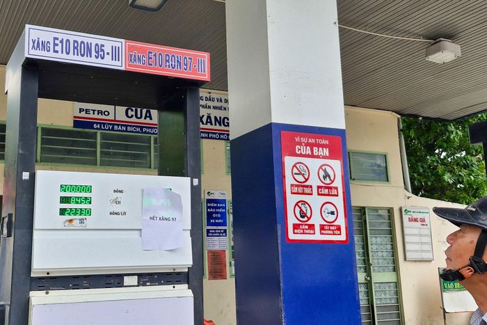  Một cơ sở kinh doanh thông báo đã hết xăng 97. Ảnh: Phúc Hậu. 
