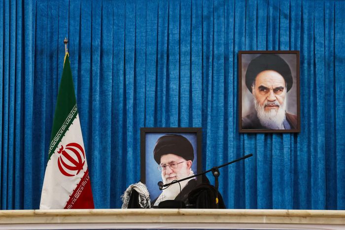  Chiếc ghế tượng trưng và bức ảnh của cố Lãnh tụ tối cao Iran, Ali Khamenei, được trưng bày trong một buổi lễ kỷ niệm 37 năm ngày mất của Ayatollah Ruhollah Khomeini, lãnh đạo cuộc Cách mạng Hồi giáo năm 1979 của Iran, tại đền thờ Khomeini ở phía nam Tehran (Iran) ngày 4/6. Ảnh: Reuters. 