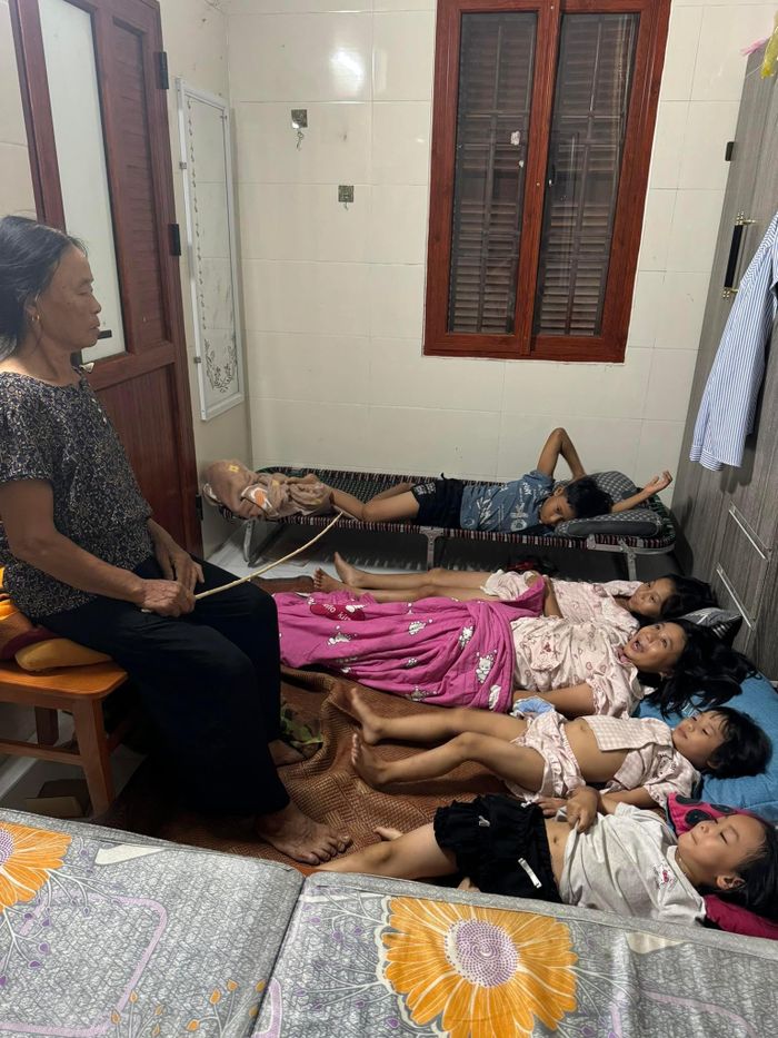  Cảnh bà ngoại cầm roi trông các cháu ngủ khiến nhiều người bật cười. 