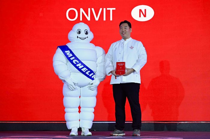  Bếp trưởng Chi Joon Hyuk của ONVIT tại lễ trao giải. 