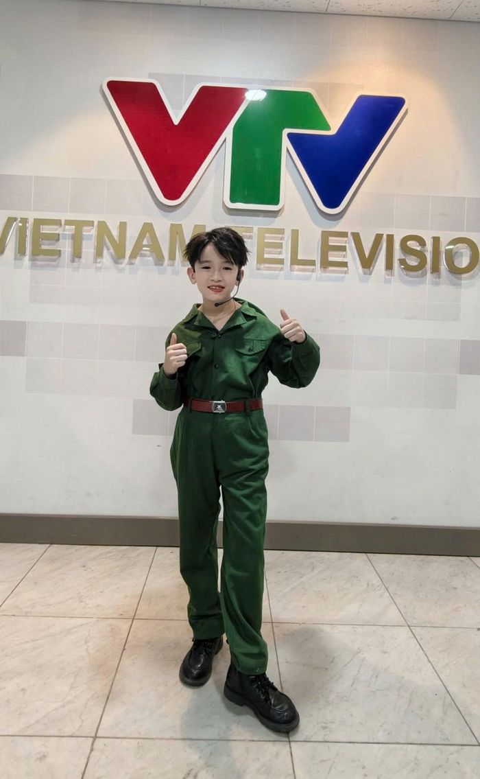 Ở tuổi lên 10, cậu bé Hải Phòng đang từng bước viết nên câu chuyện đẹp của riêng mình – một câu chuyện về tuổi thơ ước mơ, về tình yêu nghệ thuật được nuôi dưỡng bằng nỗ lực mỗi ngày