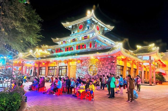 Người dân và du khách bắt đầu đến chiêm bái tại Miếu Bà Chúa Xứ núi Sam trước mùa lễ hội năm 2026