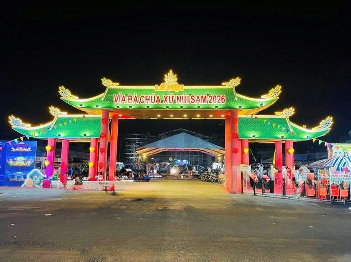 Cổng chính Miếu Bà Chúa Xứ núi Sam được trang hoàng phục vụ Lễ hội Vía Bà năm 2026