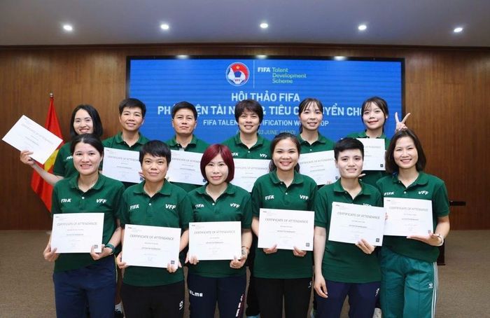 Các học viên được trao giấy chứng nhận