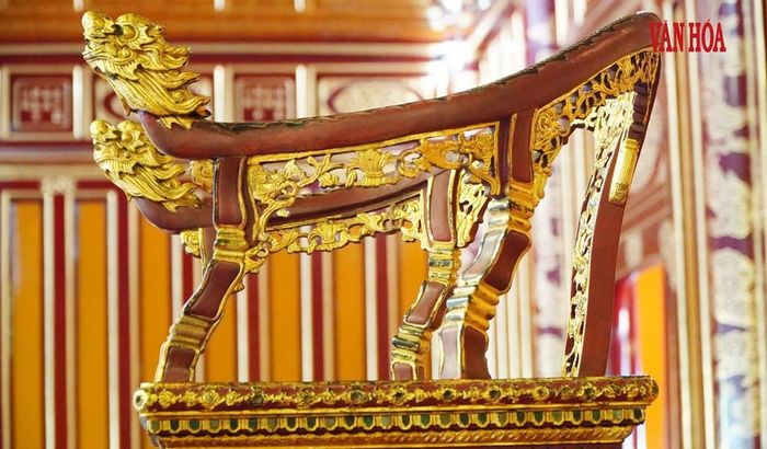 Sau phục chế, phần tay ngai bị phá hoại đã được khôi phục, bảo đảm đúng hình dáng, kích thước và màu sắc nguyên bản theo hồ sơ công nhận Bảo vật quốc gia năm 2015. Quá trình thực hiện không bổ sung hoa văn hay chi tiết mới làm sai lệch hiện vật, đồng thời xử lý triệt để các tác nhân gây hư hại và tăng cường độ bền kết cấu