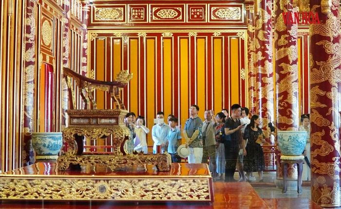 Du khách tham quan điện Thái Hòa và chiêm ngưỡng bảo vật quốc gia Ngai vua triều Nguyễn sau khi hiện vật được trưng bày trở lại. Hiện nay, Trung tâm đã tổ chức các giải pháp đảm bảo an toàn cho các hiện vật được trưng bày tại không gian di tích này