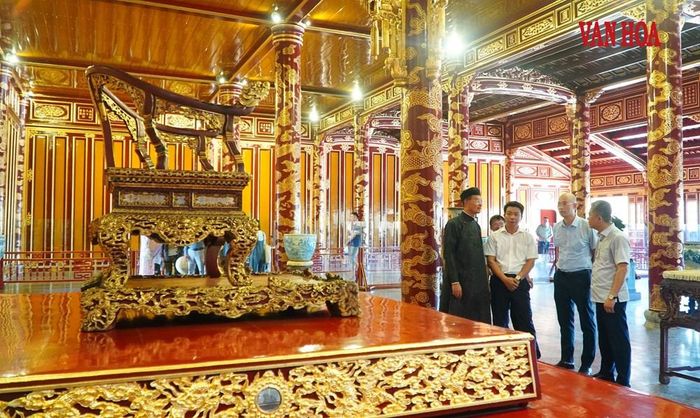 Trưa ngày 24.5.2025, đối tượng Hồ Văn Phương Tâm khi tham quan điện Thái Hòa đã trèo lên ngai và phá hoại gây gãy phần bệ tề tay bên trái thành 14 mảnh