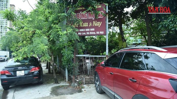 Sân thể thao Mộ Lao biến thành tổ hợp kinh doanh sân bóng, quán cafe… Bên trong đường điện được đấu nối chằng chịt, thiếu vắng đi thiết bị phòng cháy chữa cháy