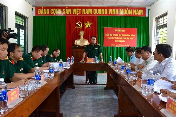 Đoàn công tác Quân khu 5 làm việc với chính quyền xã Ia Rvê và các đơn vị thi công, xây dựng Nhà văn hóa thôn 12