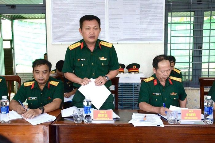 Thượng tá Đào Duy Tân - Phó Chỉ huy trưởng, Bộ CHQS tỉnh Đắk Lắk báo cáo về tiến độ thực hiện các công trình nhà sinh hoạt cộng đồng