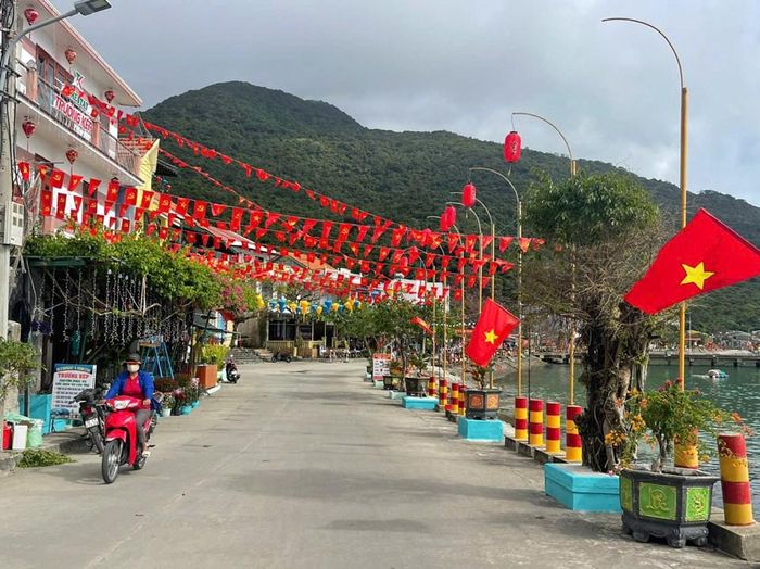 Xã, phường, đặc khu dẫn đầu phong trào thi đua của cụm thi đua phường, xã và đạt đủ từ 90 điểm trở lên được tặng danh hiệu “Xã, phường, đặc khu tiêu biểu”. Trong ảnh: Xã đảo Tân Hiệp, Đà Nẵng