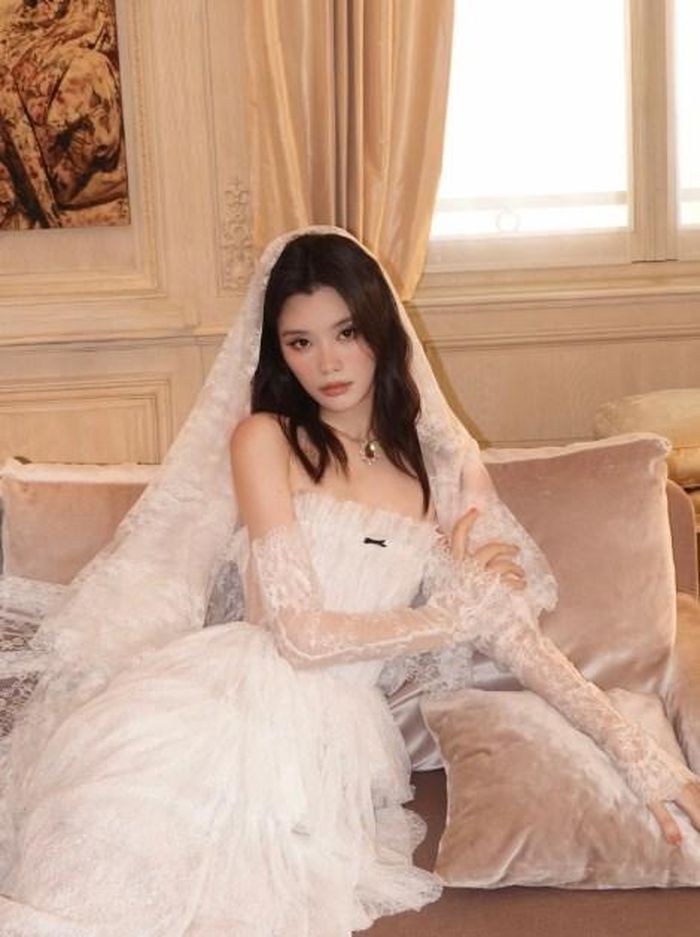 Hề Mộng Dao diện váy cưới của Diệp Yến. Ảnh: Instagram Mingxi