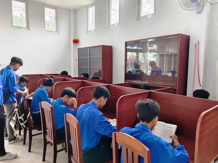 Đoàn viên, thanh niên trong xã An Minh tìm hiểu thông tin ở Thư viện xã An Minh