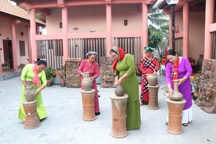 Nghệ thuật làm gốm Chăm Bàu Trúc
