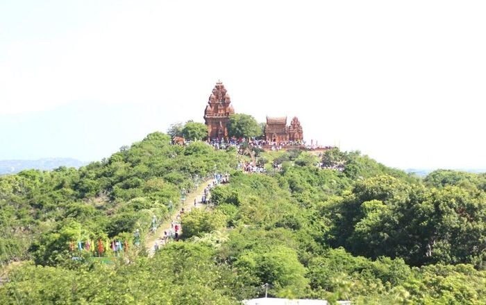 Di tích Tháp Pô Klong Garai thu hút đông đảo du khách