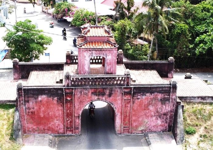Thành cổ Diên Khánh dù sở hữu tiềm năng lớn để trở thành tâm điểm du lịch văn hóa, nhưng vẫn đìu hiu do hạ tầng nghèo nàn, thiếu dịch vụ phụ trợ và vắng bóng đội ngũ thuyết minh chuyên nghiệp