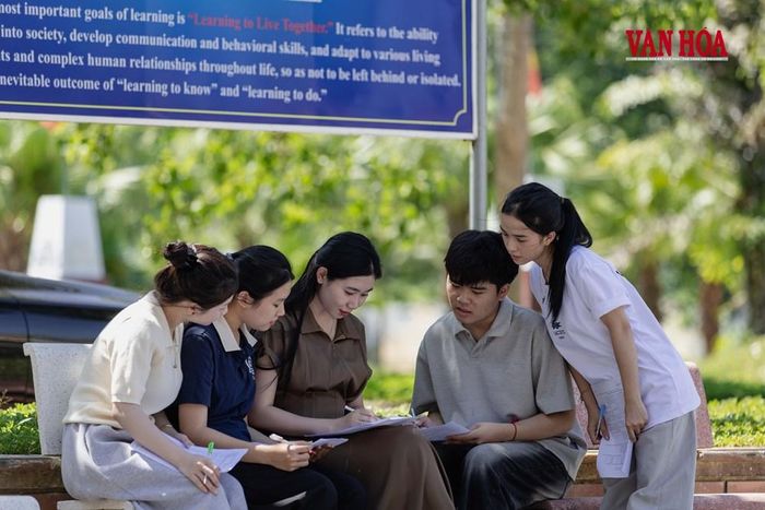 Tranh thủ nghỉ giữa các tiết học, cô trò cùng nhau tìm đáp án cho những câu hỏi ở bộ đề thi mẫu