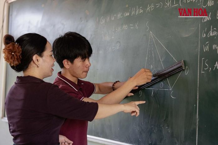 Giáo viên tận tình chỉ bảo từng bài toán