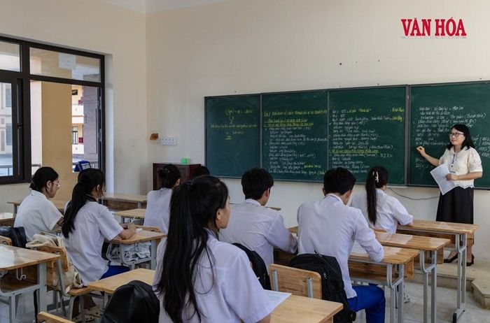 Không chỉ ở những vùng thuận lợi, tại các vùng biên giới rẻo cao, vùng khó khăn của tỉnh Quảng Trị, các giáo viên cũng đang ngày đêm nỗ lực giúp học sinh đảm bảo kiến thức cho kỳ thi