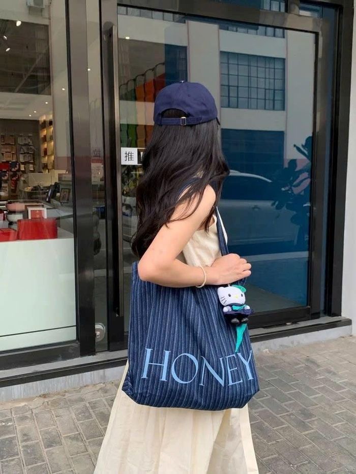 Túi tote mang đến vẻ ngoài trẻ trung, thoải mái cho những buổi dạo phố