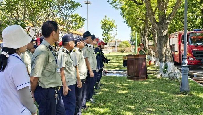 Phòng Cảnh sát PCCC&amp;CNCH Công an TP. Huế hướng dẫn cách xử lý tình huống cho lực lượng bảo vệ di tích Huế