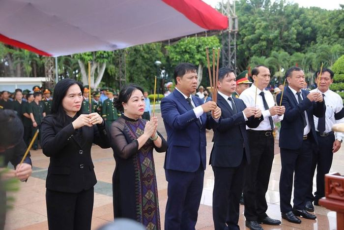 Các đại biểu thành kính dâng hương tưởng niệm các anh hùng liệt sĩ tại Lễ truy điệu và an táng 27 hài cốt liệt sĩ tại Nghĩa trang Liệt sĩ tỉnh Đắk Lắk
