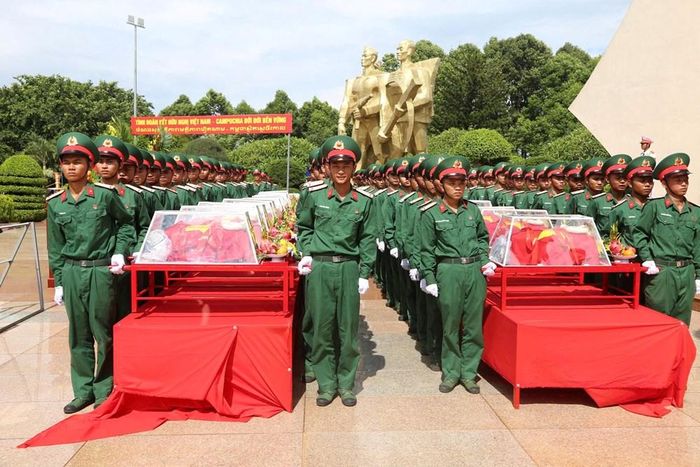 Lễ truy điệu và an táng 27 hài cốt liệt sĩ quân tình nguyện, chuyên gia Việt Nam hy sinh trên đất bạn Campuchia được tổ chức trang trọng tại Nghĩa trang Liệt sĩ tỉnh Đắk Lắk