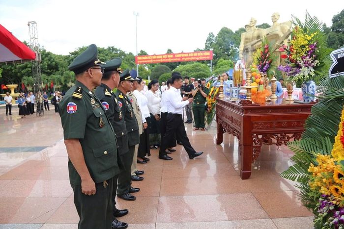 Đoàn đại biểu của Vương quốc Campuchia dâng hương tại buổi lễ