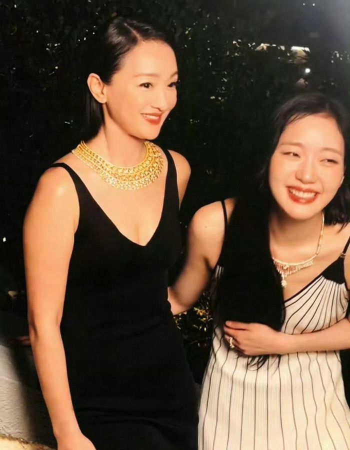 2 nghệ sĩ cách nhau 17 tuổi nhưng không tạo ra sự chênh lệch tuổi tác lớn khi đứng cạnh nhau. (Ảnh: Weibo)