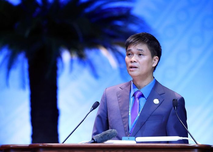 Đồng chí Ngọ Duy Hiểu, Phó Chủ tịch Thường trực Tổng Liên đoàn lao động Việt Nam trình bày Báo cáo tổng hợp kiến nghị của đoàn viên, người lao động và tổ chức Công đoàn với Đảng, Nhà nước. Ảnh: Tuấn Anh - TTXVN
