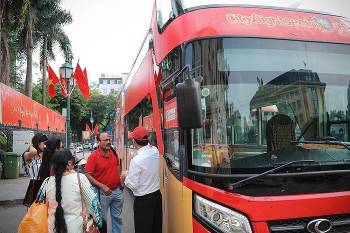 Du khách quốc tế trải nghiệm tour tham quan Hà Nội bằng xe buýt hai tầng, khám phá các tuyến phố trung tâm Thủ đô. Ảnh: Phạm Tuấn Anh - TTXVN