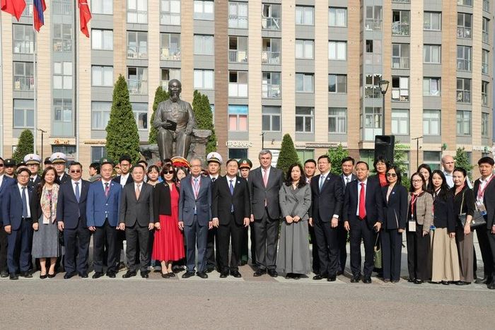 Phó Thủ tướng Thường trực Phạm Gia Túc và Đoàn đại biểu Việt Nam chụp ảnh lưu niệm bên tượng đài Chủ tịch Hồ Chí Minh tại TP. Saint Petersburg, Liên bang Nga - Ảnh: VGP/Phương Nguyên